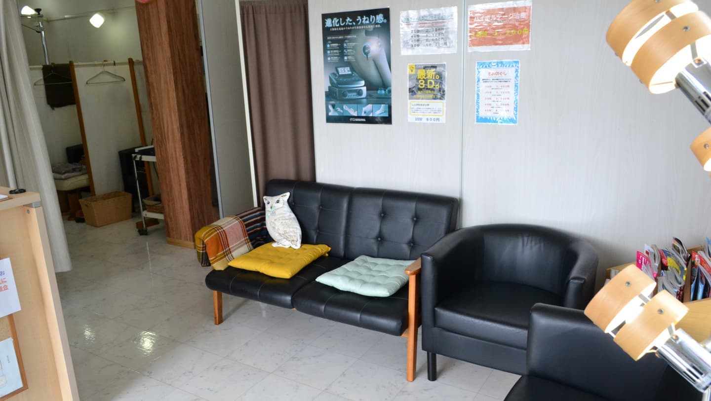 整骨院の清潔で落ち着いた雰囲気の待合室と院内風景